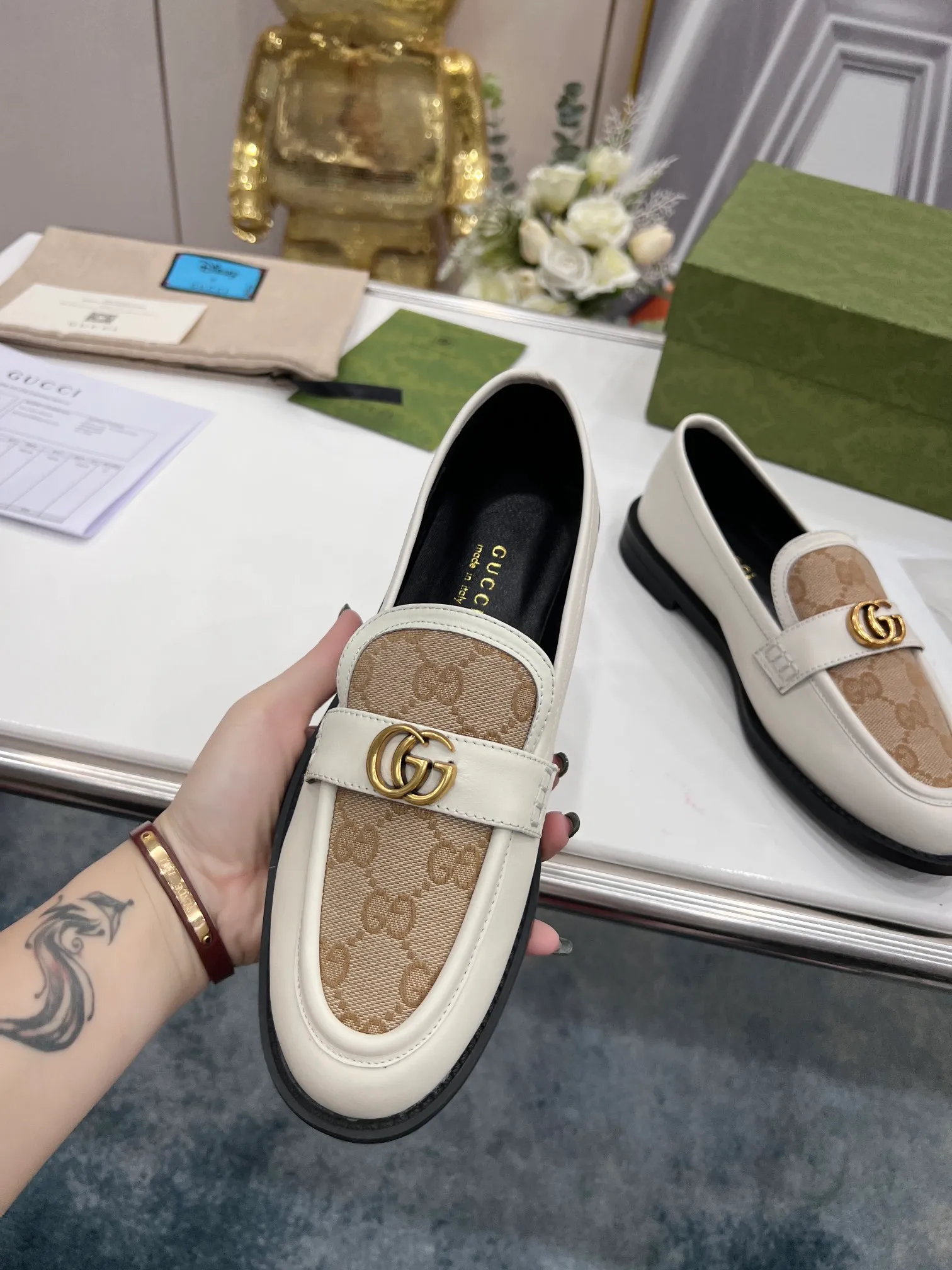👟👟Ex-factory price 440👟👟 2022 new G family classic design loafers, made of V-shaped quilted effect leather, double G monogram evolved from Gucci, calf leather, mixed sheepskin lining, heel height 1.5 cm, original molded wear-resistant Tpu outsole. Code number 35-42,
